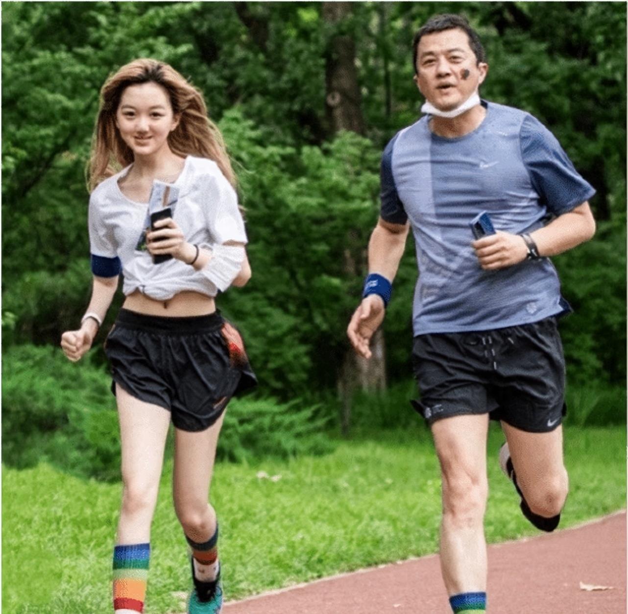 李嫣终于拿掉“兔唇”的标签，整容后美出新高，神似年轻时的王菲