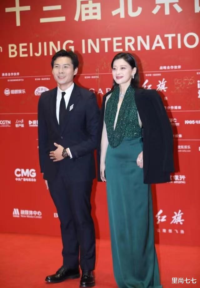 梅婷|梅婷胖变样了，穿修身裙小肚子突出，颈纹夸张像奶奶辈笑容太慈祥