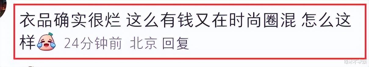 李嘉欣一家3口上海被偶遇,背万元包包被嘲衣品差,小腹引争议!