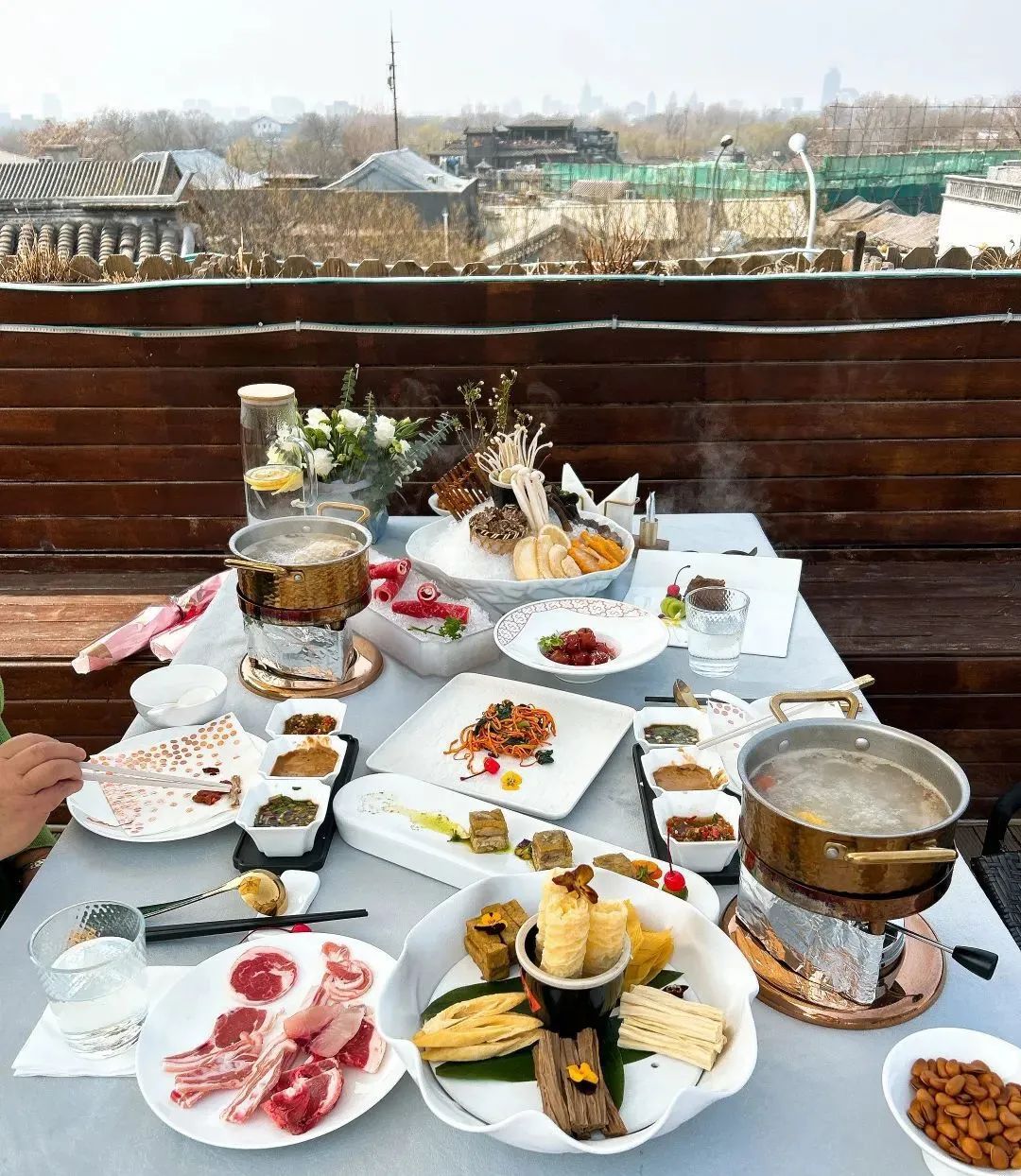 玫瑰|0元“冰封玫瑰”爆火，海底捞、大斌府都在跟