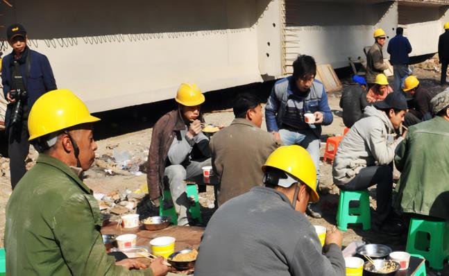 辣椒酱|农民工花4元钱买两盒白饭,吃完店家6元一瓶辣椒酱被收10元不满!