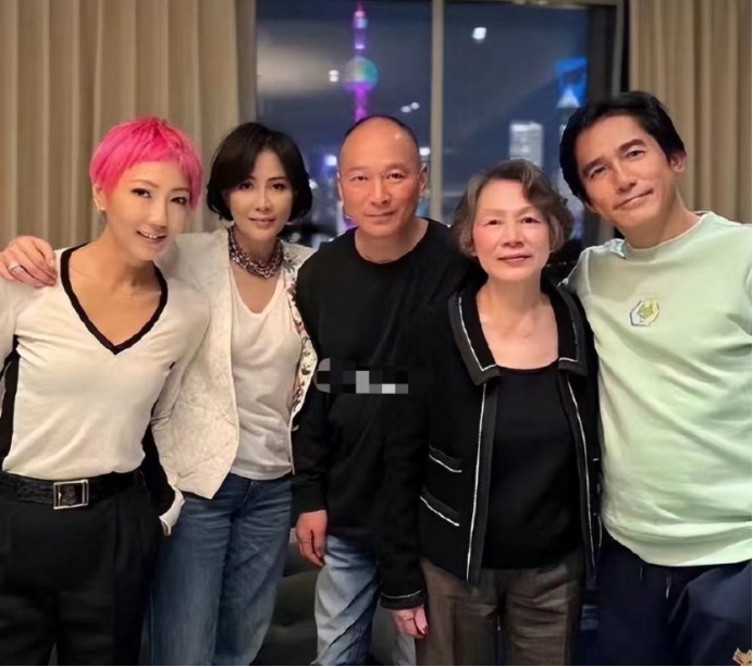 刘嘉玲晒一家四口合照，身家10亿未生子，弟弟一家或成大赢家