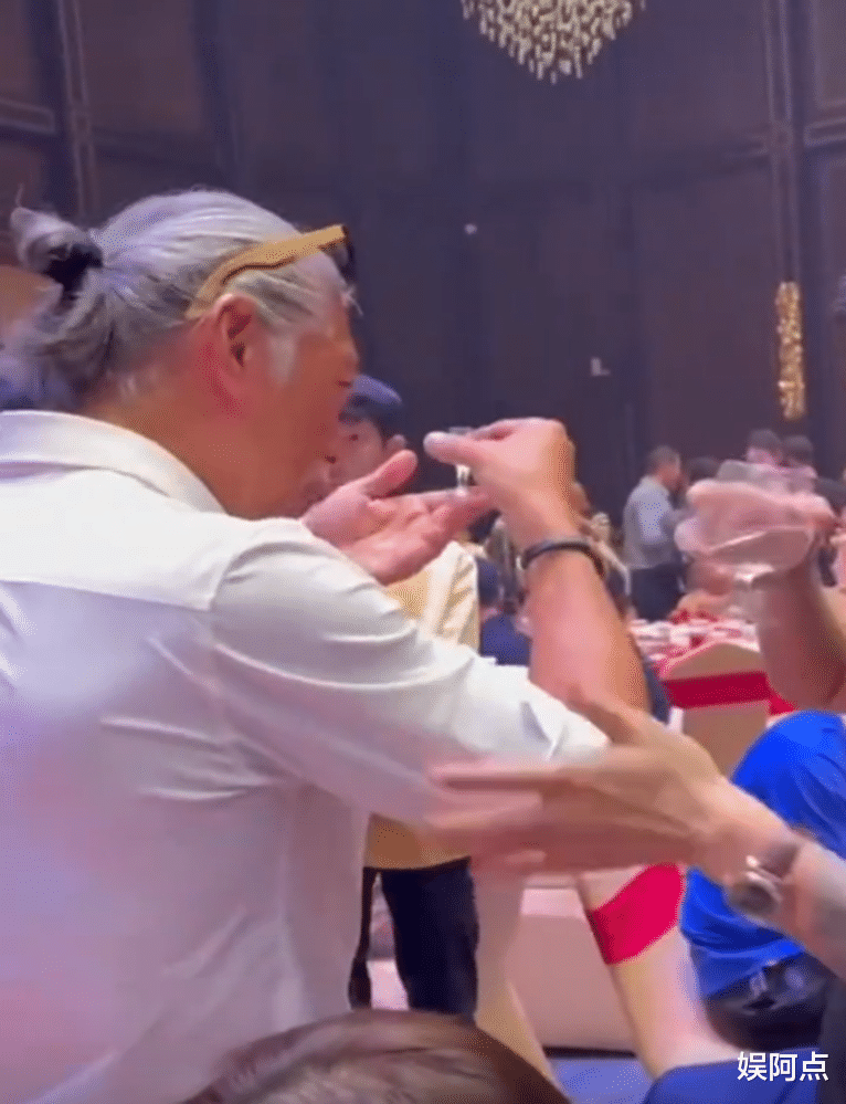 港星们参加饭局,吴启华架子大,张耀扬懂规矩,网友:黎明也来?