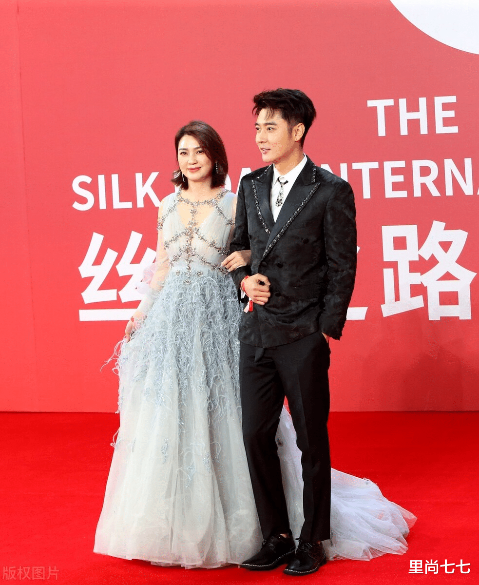 洪欣|洪欣罕见陪张丹峰亮相,面部松弛好显年龄感,和小老公貌合神离