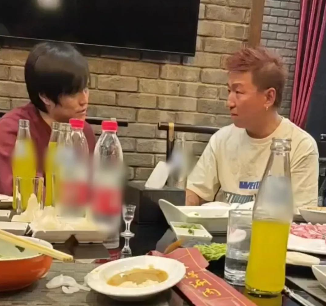 陈羽凡|陈羽凡罕见露面，戒了后发福严重，女友手上戒指暴露两人真实关系