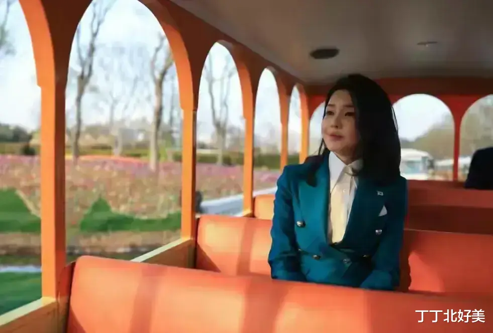 金建希不愧是韩国第一夫人,穿奶油裙梳鱼骨辫超减龄,说18岁也信