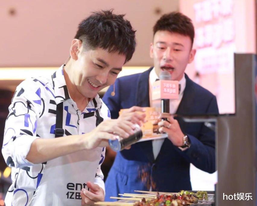 49岁林志颖参加活动,被指面露“凶”相,签名时五官扭曲使不上力