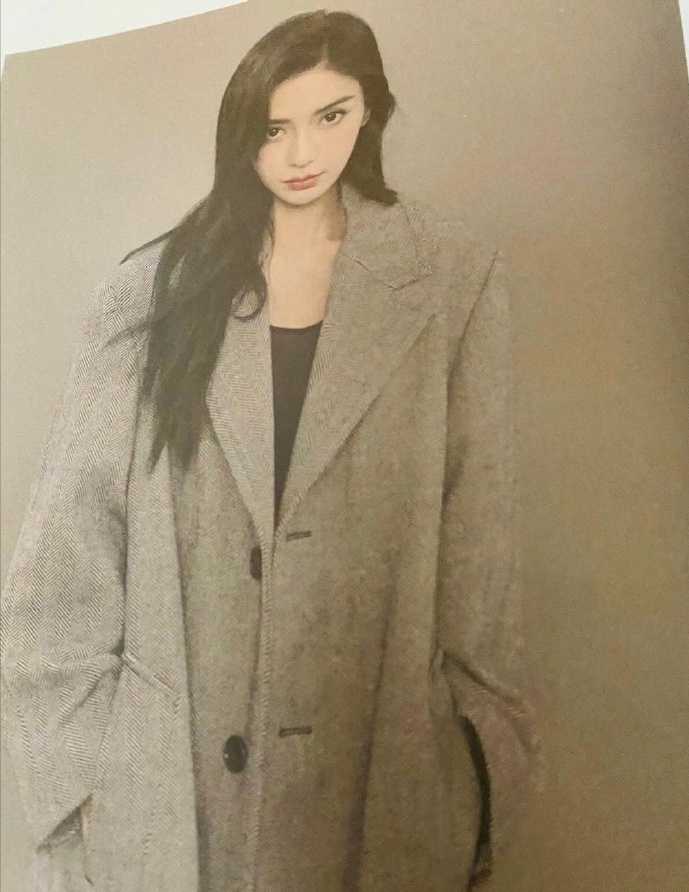 杨颖风波后首营业,拍摄新杂志画面曝光,消瘦不少,脸上没了笑容