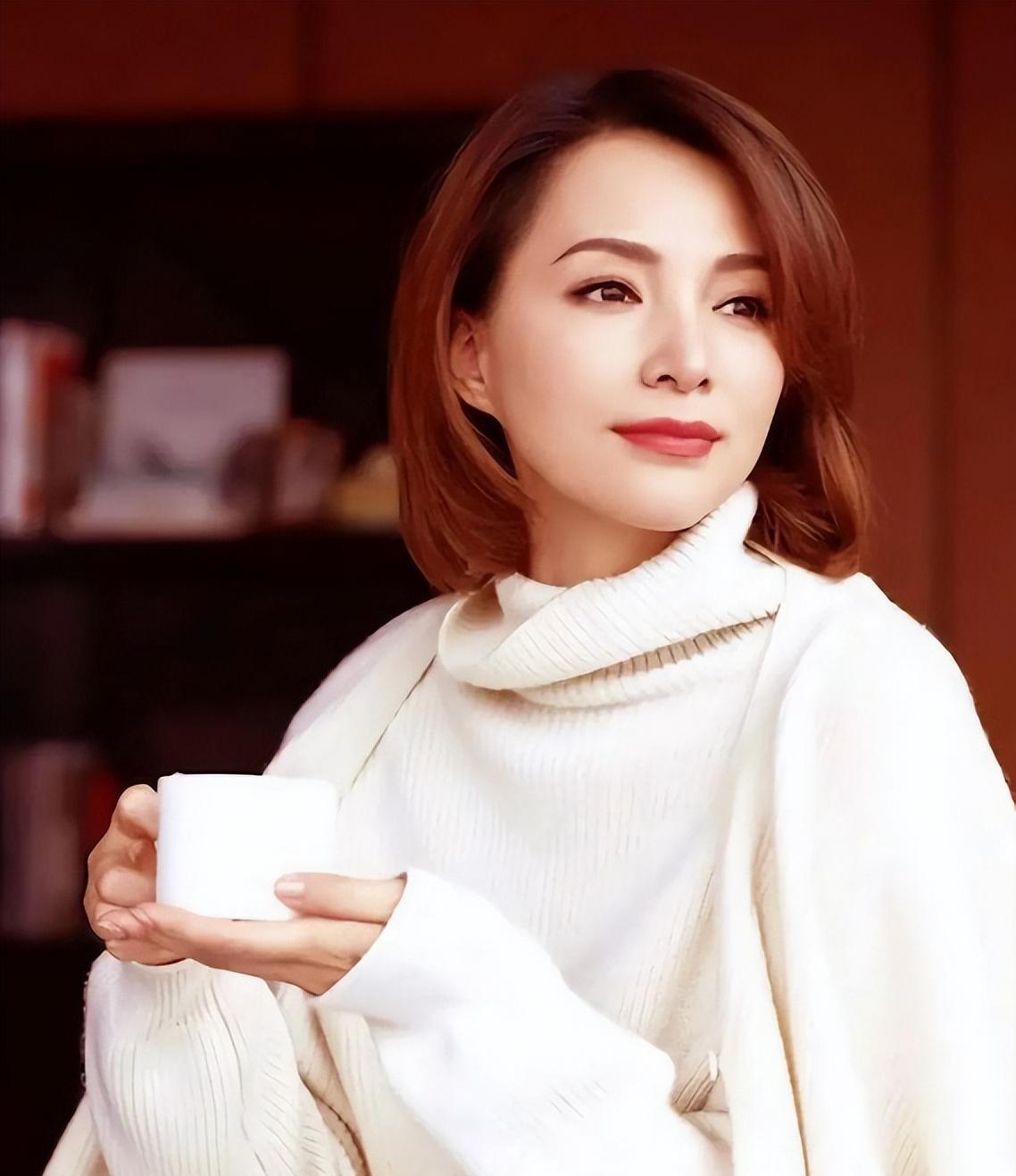 “央视担当”到“查无此人”，49岁的董卿，终于落到今天这一下场