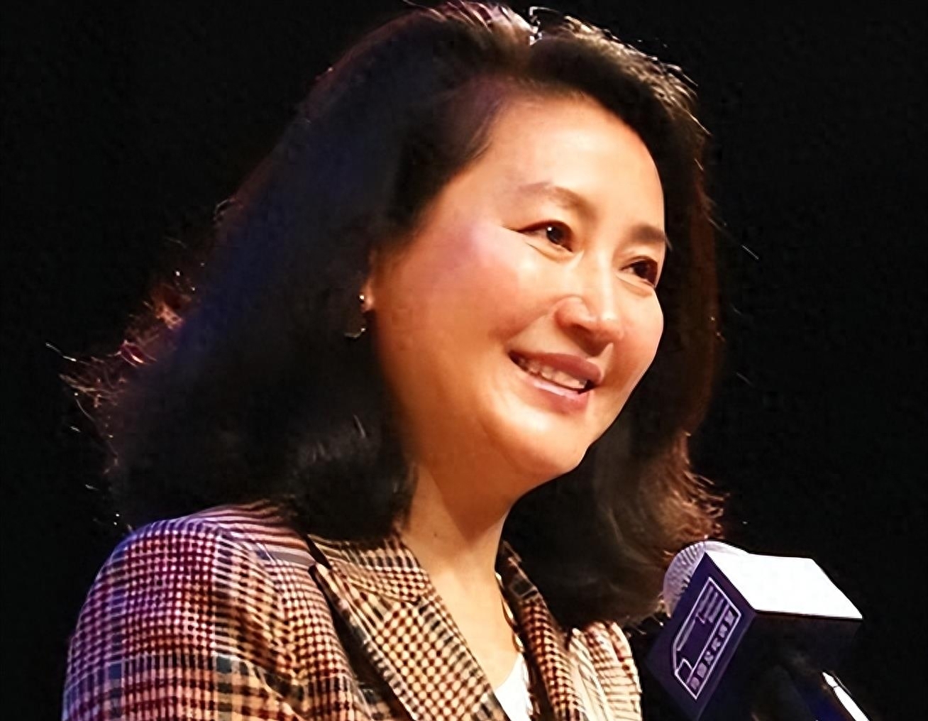 曾红过董卿的王小丫,二婚嫁大13岁副国级,今55岁无儿无女太凄凉