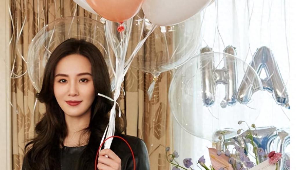 36岁刘诗诗惊艳现身,婚戒失踪引发猜测万人疯传!