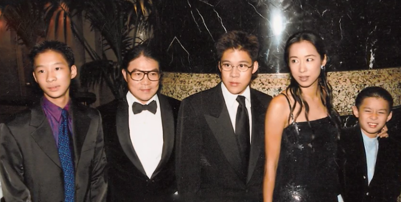 霍启刚仨兄弟同框,与网球手贴身合影,郭晶晶穿2000块外套显憔悴