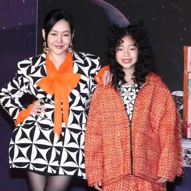 蒋欣 小S带许老三出道，女儿从头到脚比妈妈还老气，才10岁就留卷发！