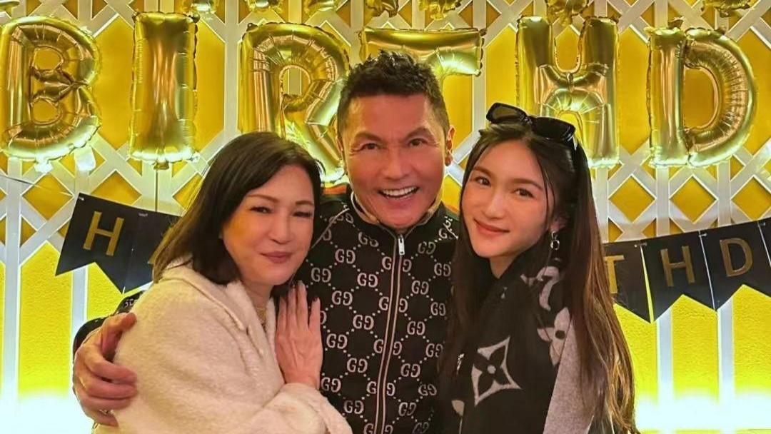 关礼杰|61岁关礼杰近况曝光！红光满面搂妻女庆生，皱纹如树皮显老态