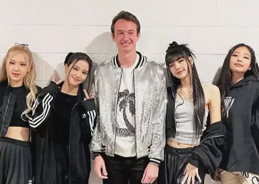 Lisa晒疯马秀内场照!配文称迫不及待要开始,门票已炒到10万一张