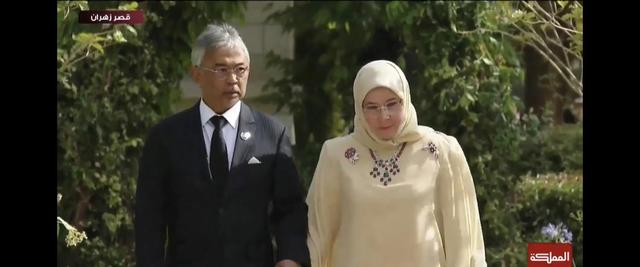 王冠 约旦婚庆典礼上，佩玛首次梳卷发美过小姑，久子妃气场强大放异彩