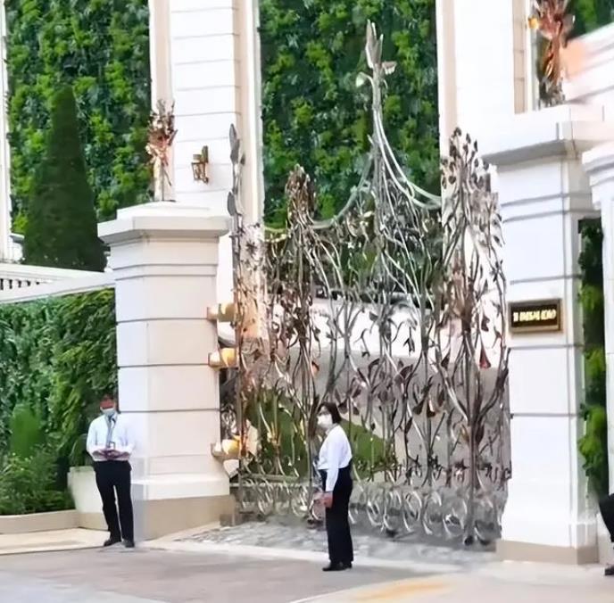 李嘉诚多惜命?50亿豪宅翻新,门口近照首度曝光,车库口用防爆门