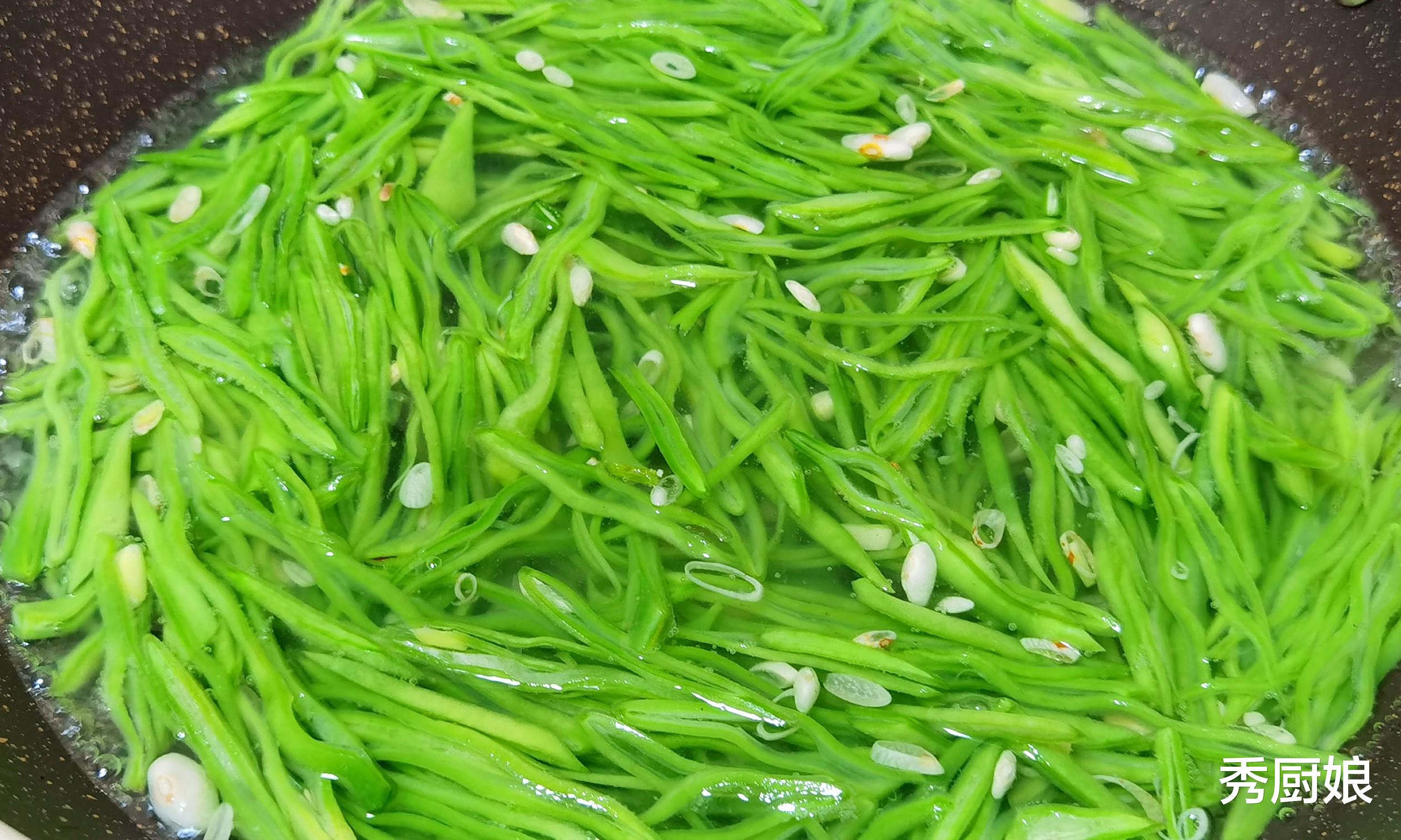 钙是大豆的2倍，鸡肉的7倍，中老年人多吃这3菜，腿脚硬朗又有劲