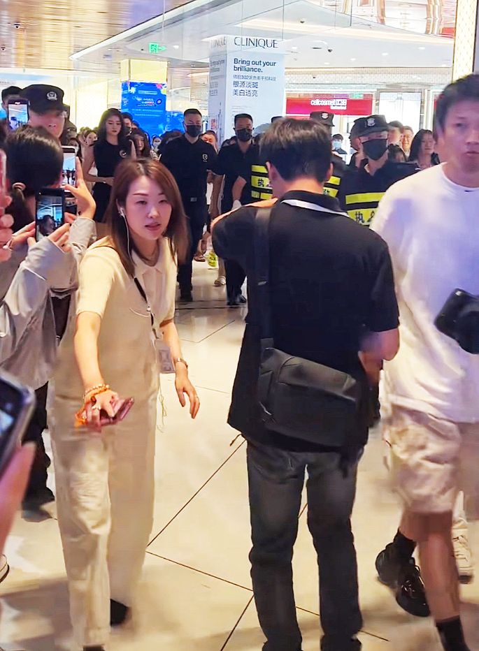 关晓彤现身海口免税店,身材高挑大长腿吸睛,“羡慕鹿晗的一天”