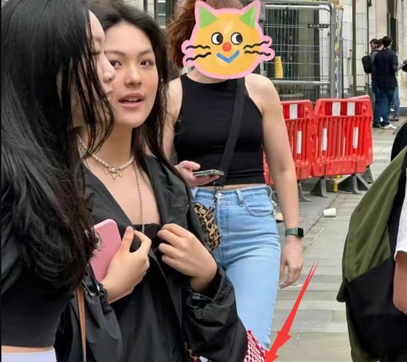 刘亦菲|王诗龄炫富风波后现身伦敦街头，全身超5万，化浓妆像妈妈李湘
