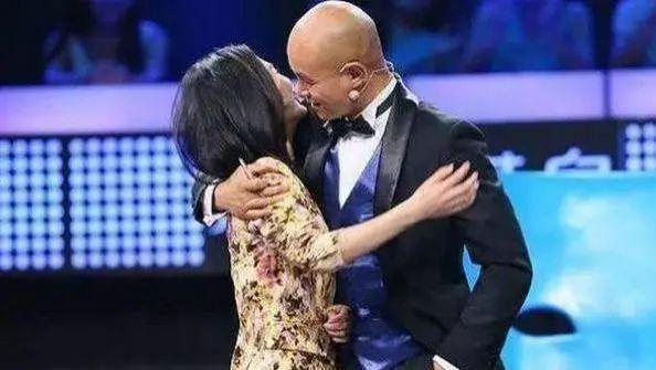 酒后侮辱金星，强吻谢娜，从知名主持人到落魄街头演讲，乐嘉绝了