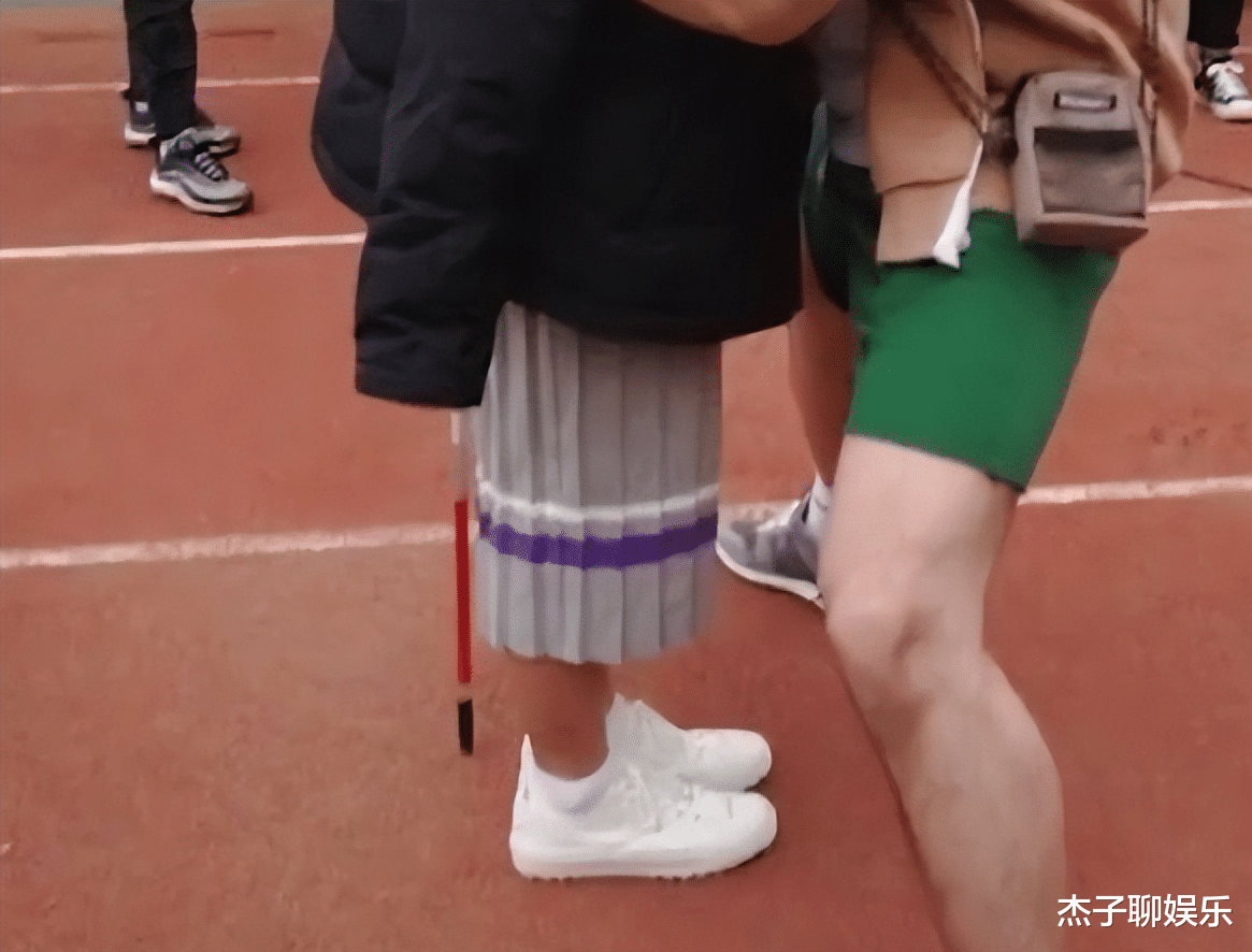 难怪导演不敢拍下半身!镜头下拉后,是无法想象的“尴尬景象”