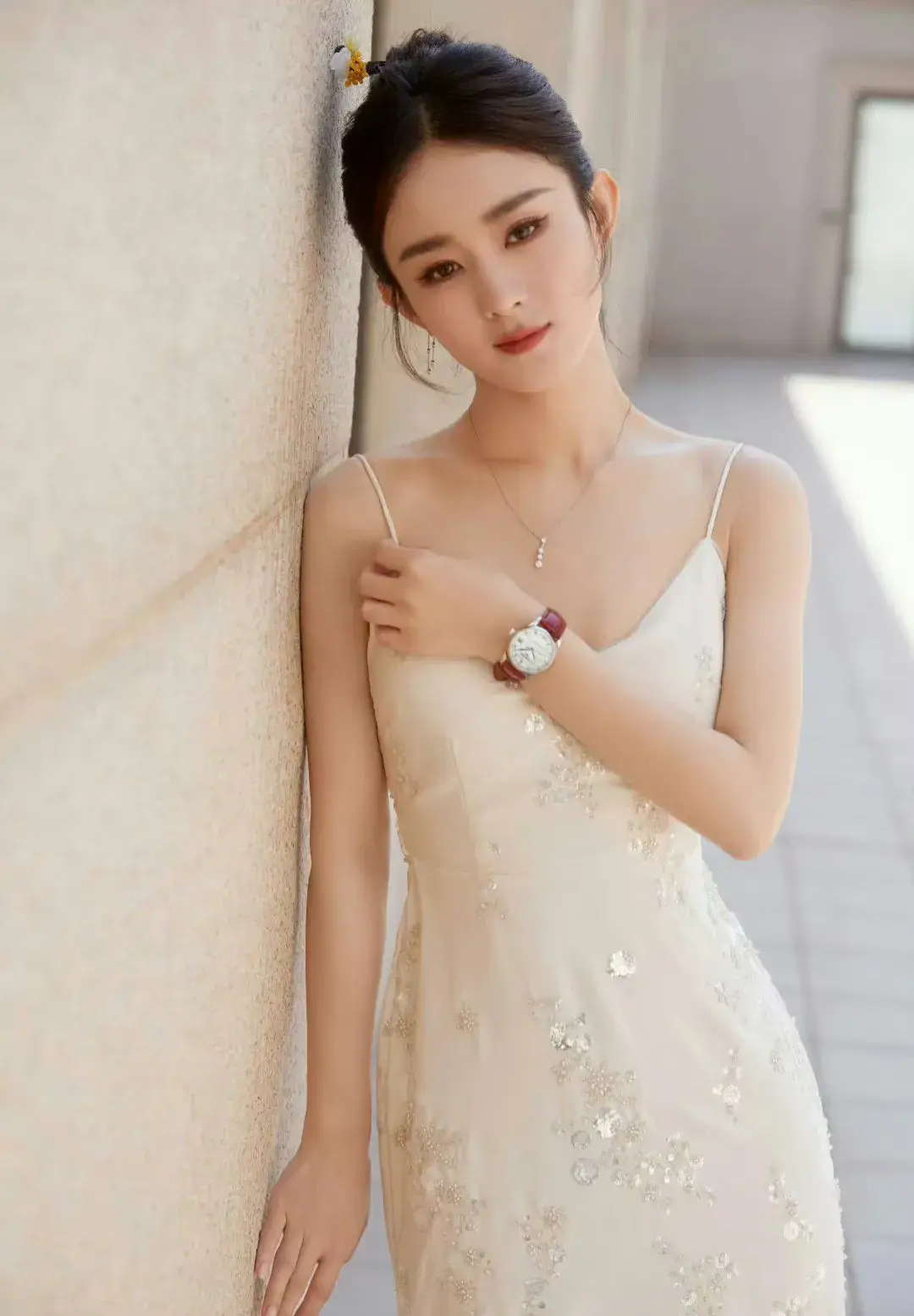 赵丽颖好优雅的美,一袭单肩黑色长裙婀娜多姿,眼神坚定很带感