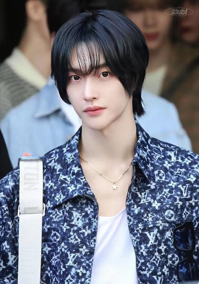 SM新男团RIIZE的发型惹争议,韩流网友直言,看起来像出道5年的团