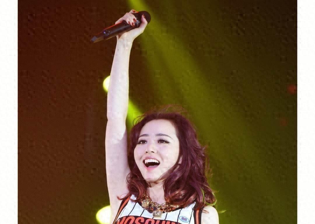 张靓颖：被骗财骗色15年，为其打乳钉，最后支付了6个亿的分手费