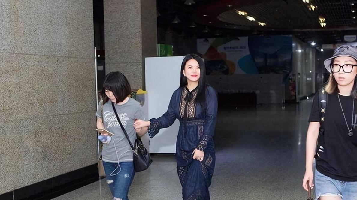 郭晶晶|李湘郭晶晶同出活动！一个助理搀扶太娇贵，一个独自前行像女王