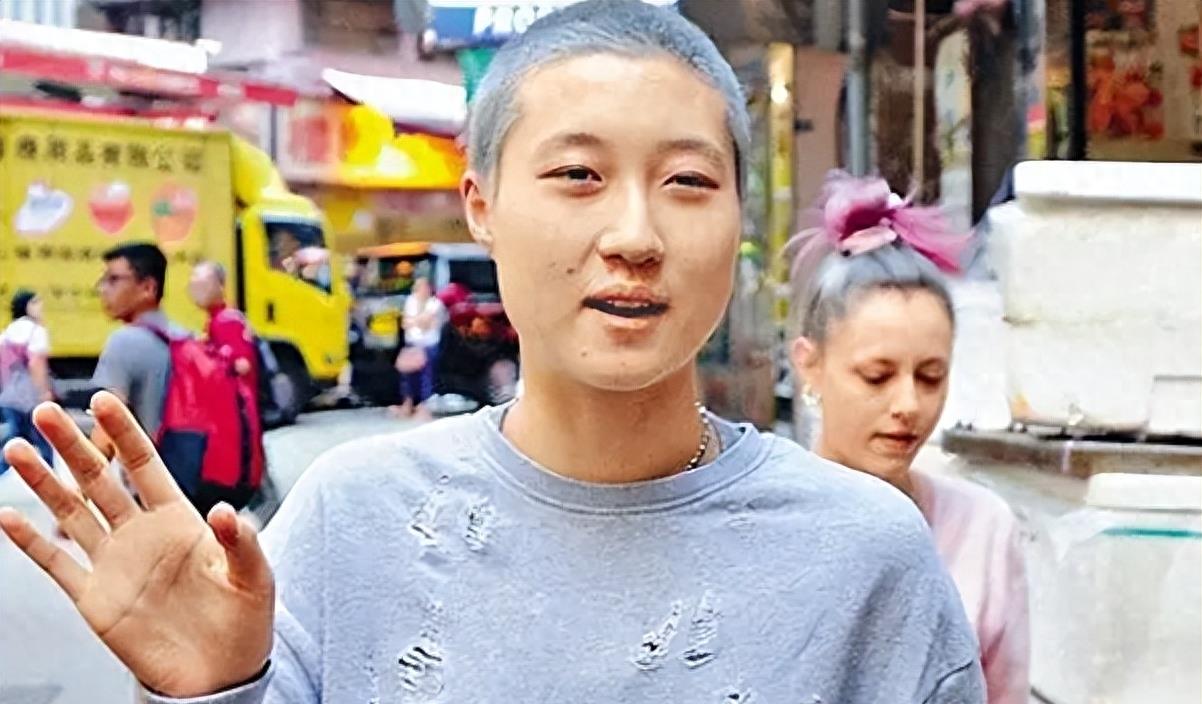 为斩草除根,成龙对乞讨为生的女儿下“毒手”,简直丧尽天良!