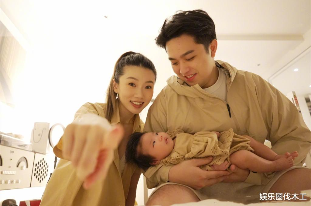 程晓玥|程晓玥穿亲子装晒全家福，大大方方秀恩爱，却被宝贝女儿头发抢镜