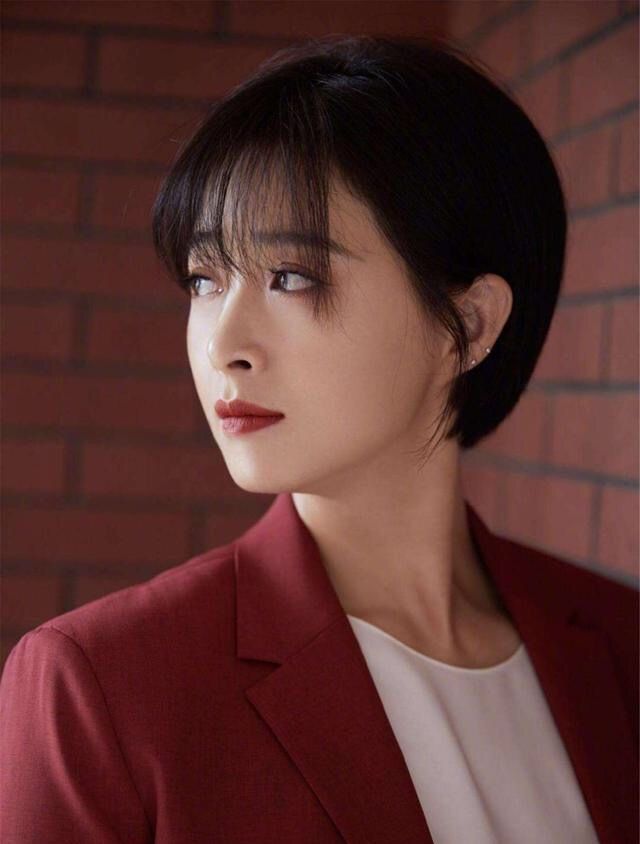 黑长直早失宠了！蒋欣的“下颌发”才适合微胖女人，显脸小又洋气