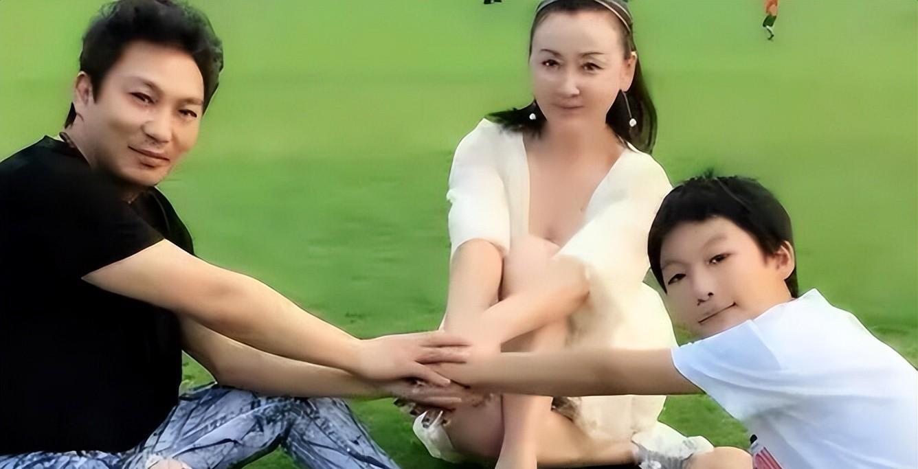 央视春晚|央视春晚一曲成名,被砍下巴脱落缝130针变阶下囚,今卖马桶为生