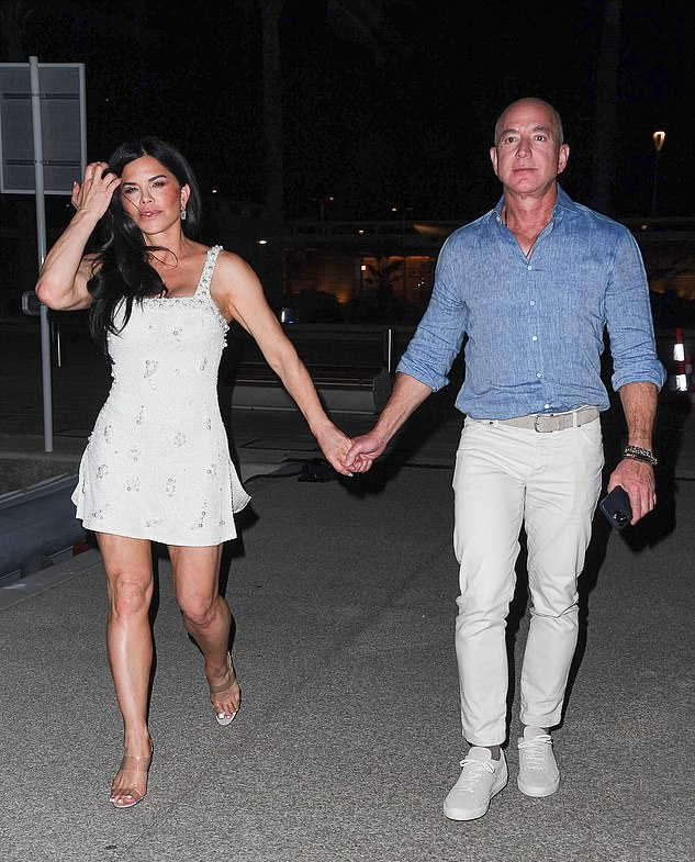 |贝索斯订婚后首次亮相!53岁未婚妻穿迷你白裙超美,笑得合不拢嘴