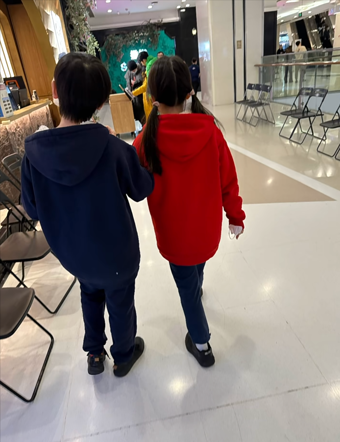 王宝强|王宝强离婚后和一双儿女罕见同框！带他们与女友冯清聚会，儿子被指心事重重