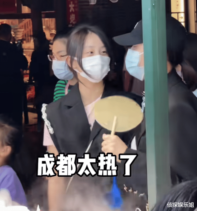 |田亮带家人出游，15岁森碟身高近一米七，和妈妈离别相拥好有爱