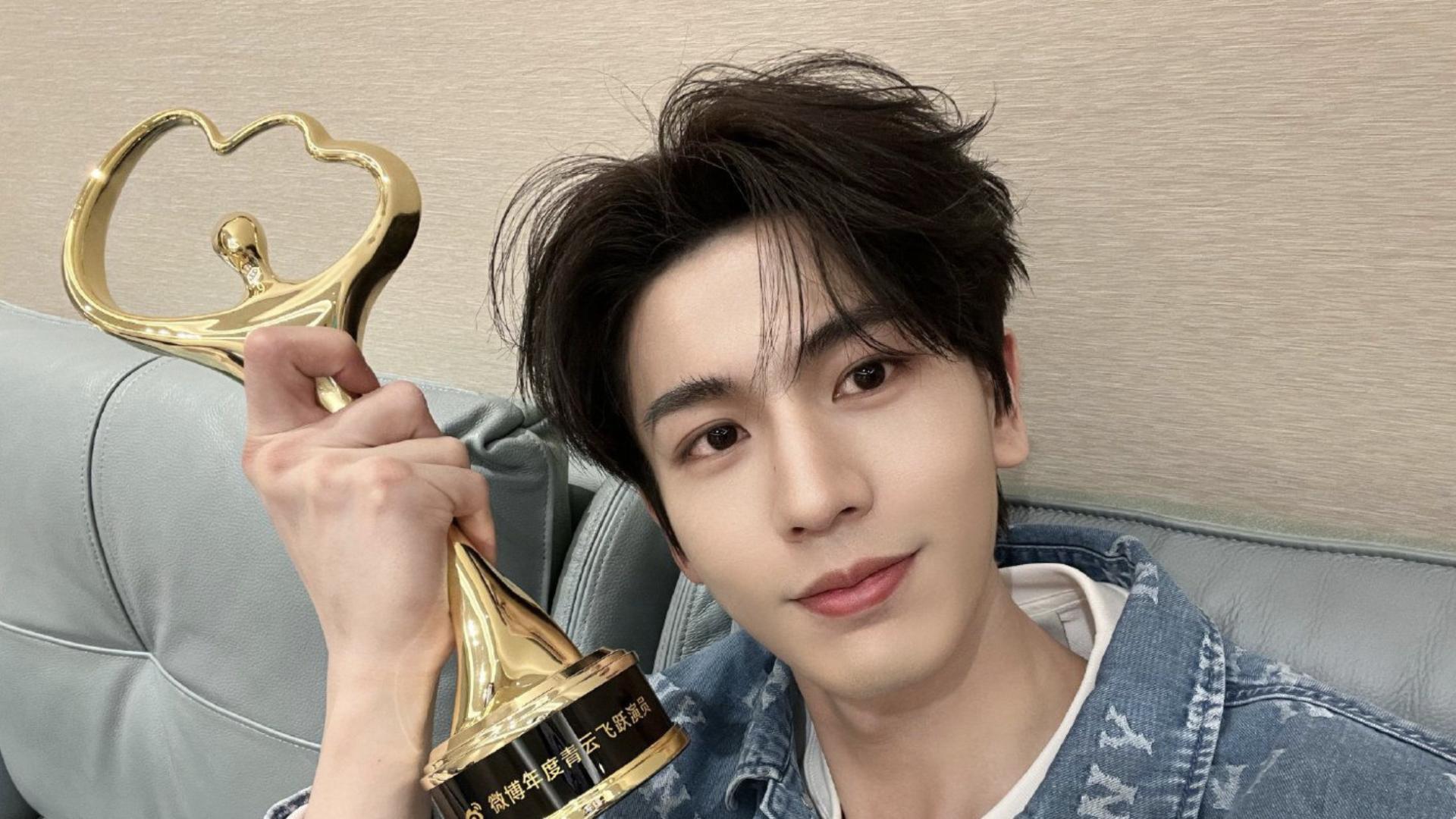 张凌赫送礼遭吐槽，被指一分钱不花送二手货，比田曦薇还抠门