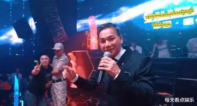 过气港星内地疯狂捞金,曾是TVB御用奸人,妻女在国外坐千万名车