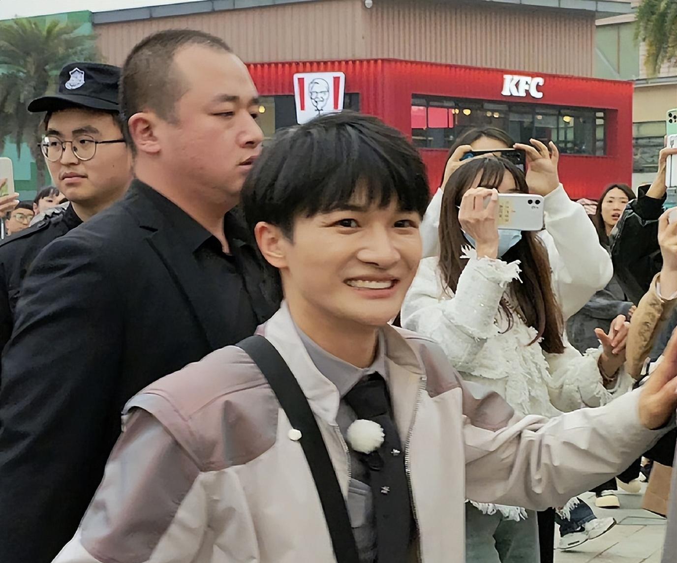 苏醒|苏醒录制跑男滤镜遭粉碎，路透照判若两人