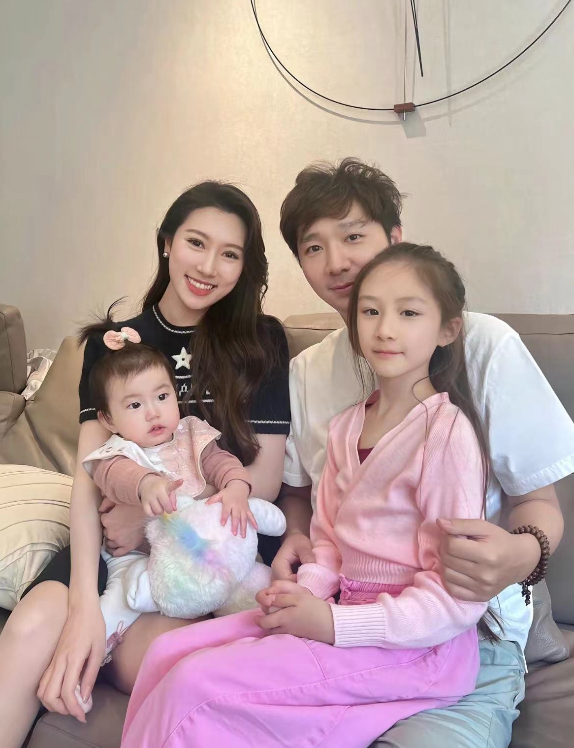 陈佩斯|陈佩斯儿子晒家庭聚会照，4孩共用一张脸都高颜值，大女儿似仙女