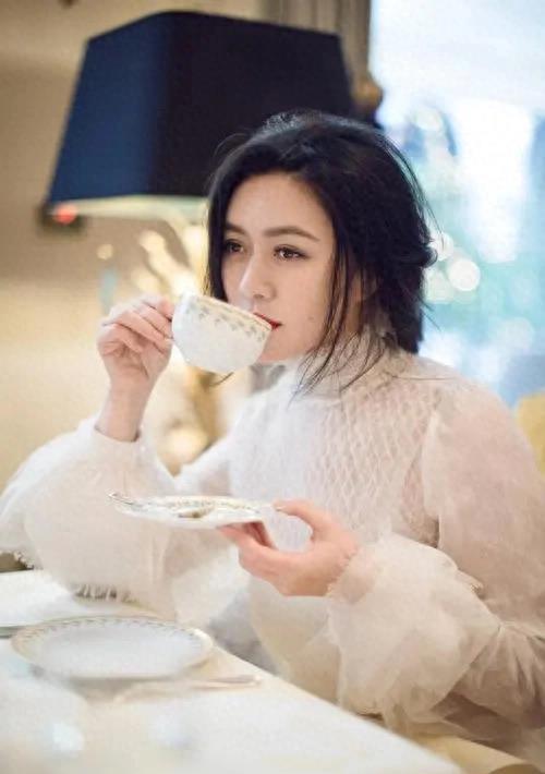 初恋陆毅，痴爱王志文，富豪老公入狱去世后，她竟拿130亿笑活下去