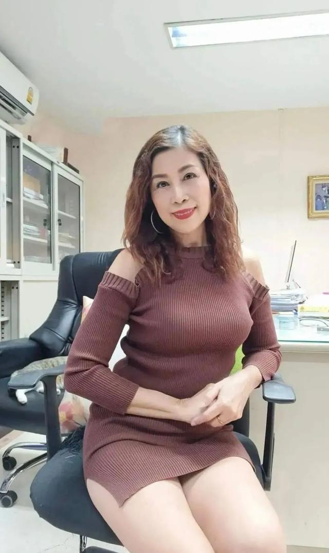 性格开朗发廊老板娘,总是喜欢穿的很漂亮画着美妆发,知性迷人!