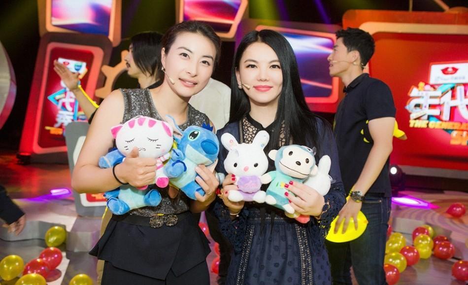 郭晶晶|李湘郭晶晶同出活动！一个助理搀扶太娇贵，一个独自前行像女王