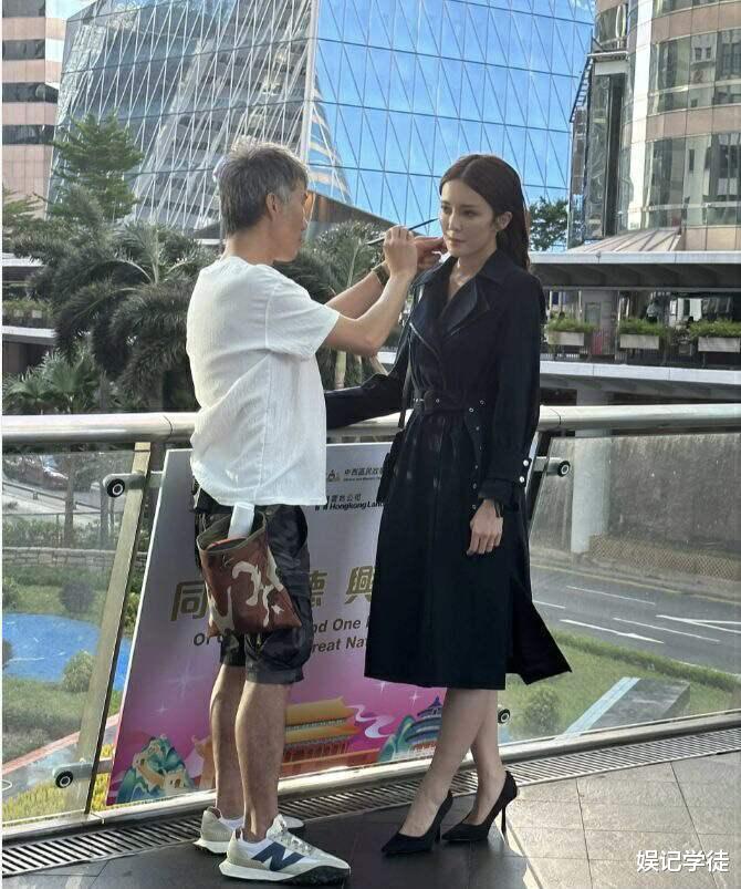 TVB力捧女星拍戏被偶遇,大热天穿黑色风衣,搭配黑色高跟气场强