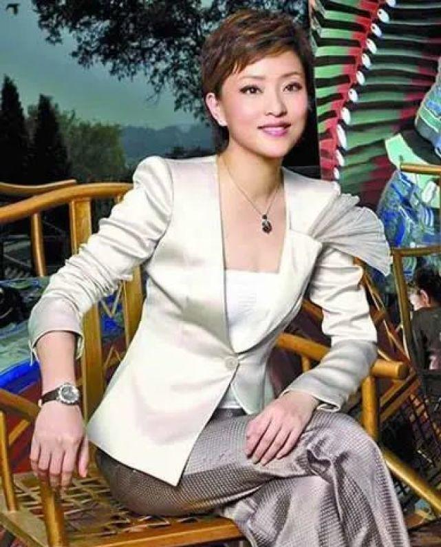 55岁杨澜近照曝光，头发花白弓腰驼背，疑同外籍老公移居美国