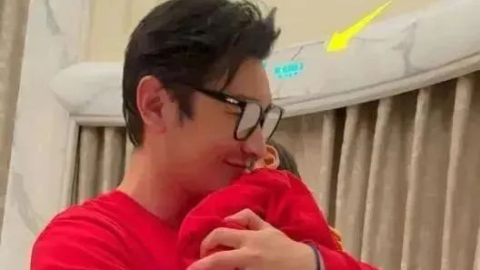 黄晓明晒出和儿子的亲密照，Angelababy现身增添家庭温情！
