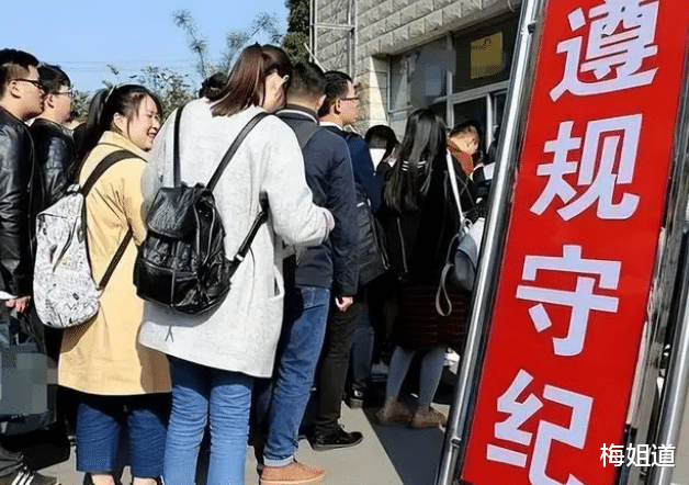 山楂树之恋|“耳钉姐”李少莉被调查后“复出”，出席重要会议，妆容依旧精致