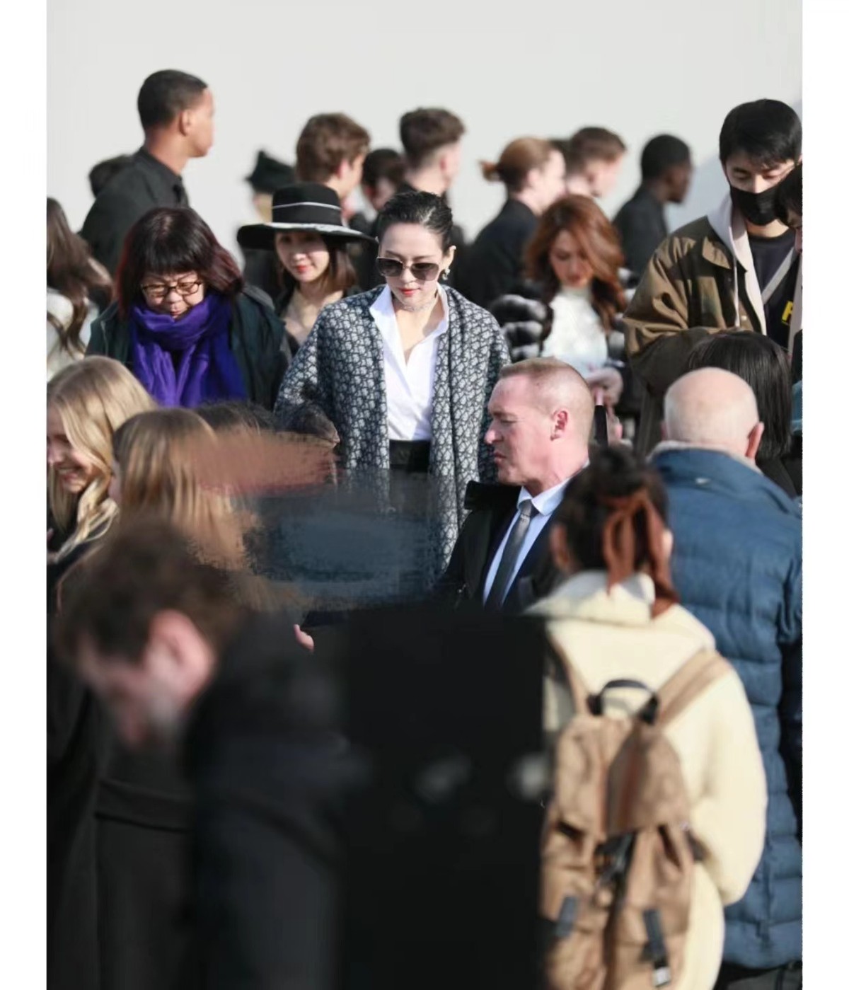 章子怡|章子怡在时装周给大家争光！首秀待遇输韩女团，穿皮裙出场成女王