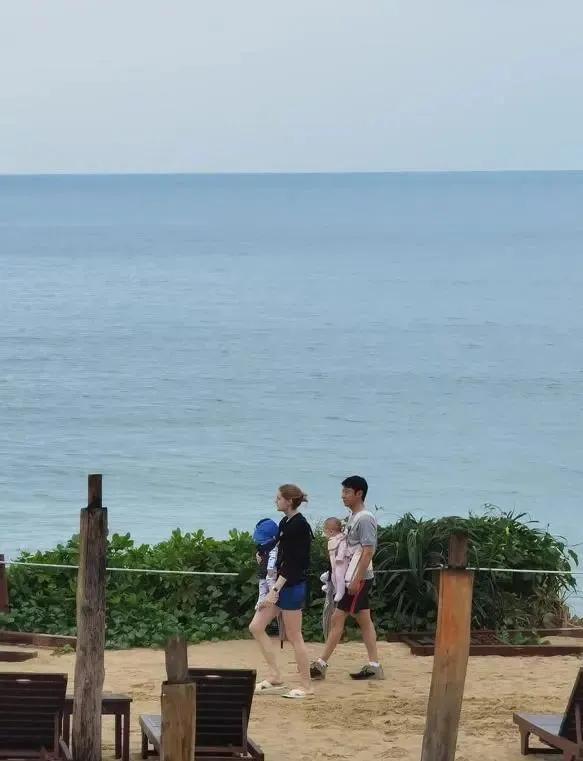撒贝宁|撒贝宁带龙凤胎三亚度假!外籍老婆穿短裙白到发光,大长腿太吸睛